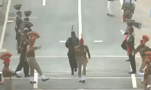 குடியரசு தினம்- வாகா எல்லையில் தேசிய கொடி இறக்கும் நிகழ்வு