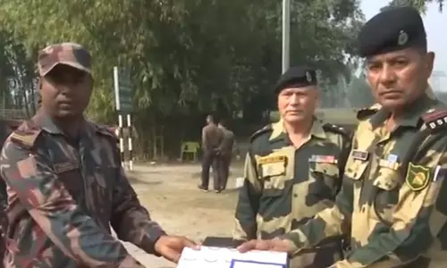 குடியரசு தினத்தை முன்னிட்டு இனிப்புகளை பரிமாறிக்கொண்ட இந்தியா - வங்காளதேச ராணுவத்தினர்