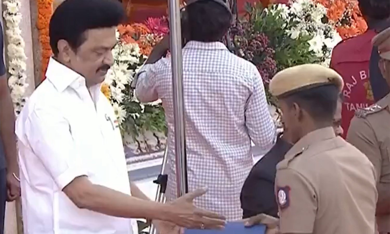 கள்ளச்சாராய ஒழிப்பில் சிறப்பாக பணியாற்றிய 5 போலீசாருக்கு காந்தியடிகள் விருது