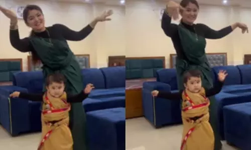 தாயுடன் நடனமாடிய சுட்டிக் குழந்தை- வீடியோ