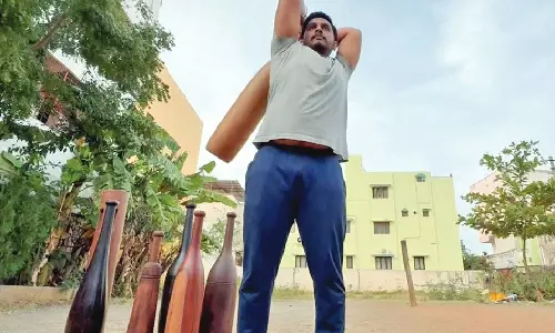 24 மணி நேரத்தில் 12 ஆயிரம் முறை கரலாக்கட்டை சுற்றி வாலிபர் சாதனை