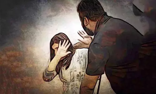 ஆப்ரிக்கன் இன பறவையை கொத்த வைத்து மனைவியை சித்ரவதை செய்த கணவர்