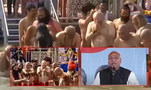 கங்கையில் நீராடினால் வறுமை ஒழிந்துவிடுமா?- கார்கே கேள்வி