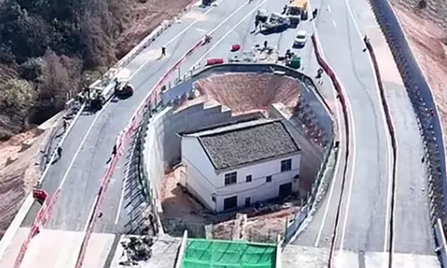 சீனாவில்  சாலை அமைக்க வீட்டை விலைக்கு கேட்ட அரசு.. விற்க மறுத்த முதியவருக்கு வந்த வினோத சிக்கல்