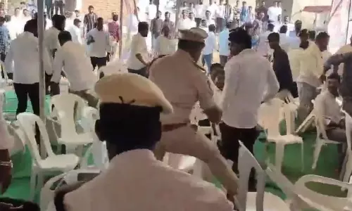 தெலுங்கானாவில் அரசு விழாவில் நாற்காலி, முட்டைகள் வீசி தாக்குதல்- எம்.எல்.ஏ. கைது