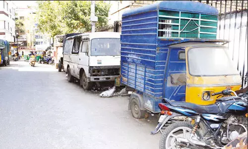 லால்பாக் அருகே சாலையோரம் நிறுத்தப்படும் வாகனங்களால் போக்குவரத்து நெரிசல்
