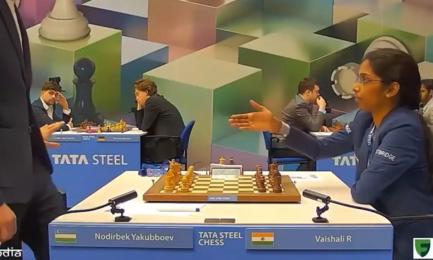 டாடா ஸ்டீல் செஸ்: இந்திய வீராங்கனை வைஷாலியுடன் கை குலுக்க மறுத்த உஸ்பெகிஸ்தான் வீரர் டாடா ஸ்டீல் செஸ்: இந்திய வீராங்கனை வைஷாலியுடன் கை குலுக்க மறுத்த உஸ்பெகிஸ்தான் வீரர்