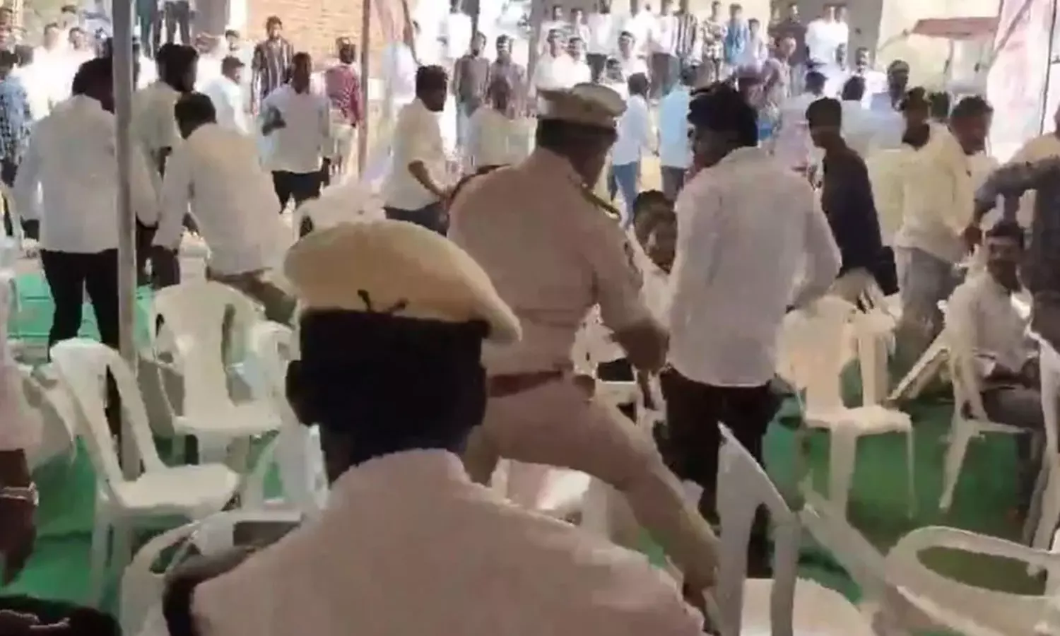 தெலுங்கானாவில் அரசு விழாவில் நாற்காலி, முட்டைகள் வீசி தாக்குதல்- எம்.எல்.ஏ. கைது