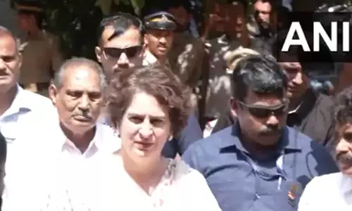 ஆட்கொல்லி புலி தாக்கி உயிரிழந்த ராதாவின் குடும்பத்தினரை சந்தித்தார் பிரியங்கா காந்தி