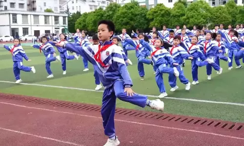சீனாவில் பள்ளி மாணவர்களுக்கு தினமும் 2 மணிநேரம் உடற்கல்வி பாடம் கட்டாயம்