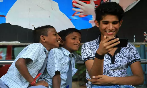 இந்தியாவில் 82.2% டீன் ஏஜ் குழந்தைகளுக்கு ஸ்மார்ட்போன் பயன்படுத்த தெரியும்- ASER 2024 அறிக்கை