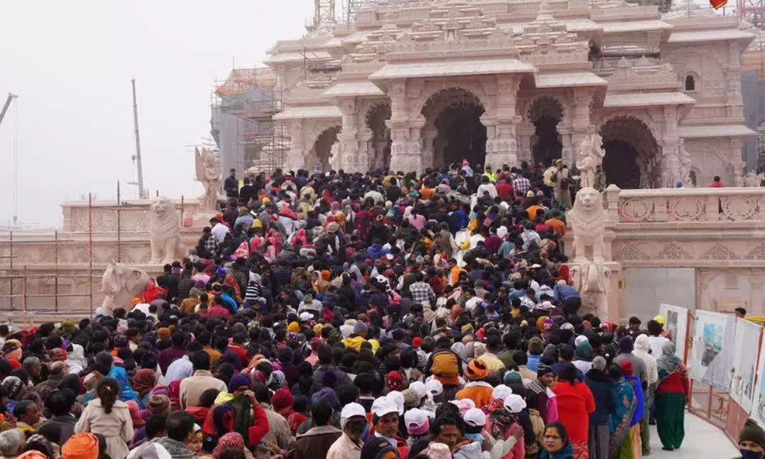 அயோத்தி ராமர் கோவிலில் 2 பக்தர்கள் உயிரிழப்பு- கூட்ட நெரிசல் காரணமா? அயோத்தி ராமர் கோவிலில் 2 பக்தர்கள் உயிரிழப்பு- கூட்ட நெரிசல் காரணமா?