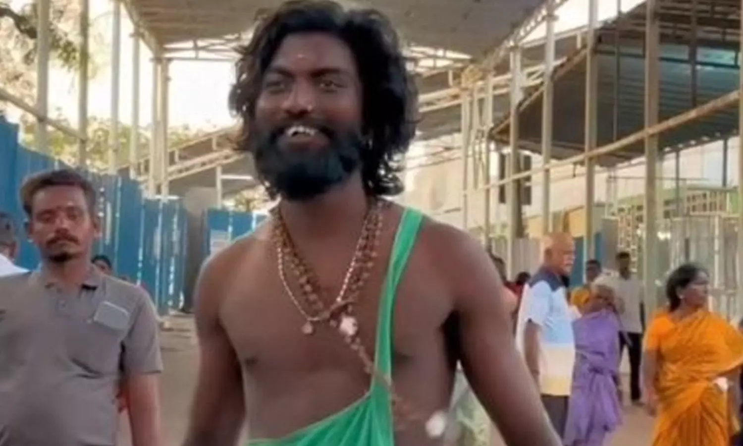 திருச்செந்தூர் கோவிலில் சுவாமி மூலவரை வீடியோ எடுத்து சமூக வலைதளங்களில் பதிவிட்ட துணை நடிகர் மீது புகார் திருச்செந்தூர் கோவிலில் சுவாமி மூலவரை வீடியோ எடுத்து சமூக வலைதளங்களில் பதிவிட்ட துணை நடிகர் மீது புகார்