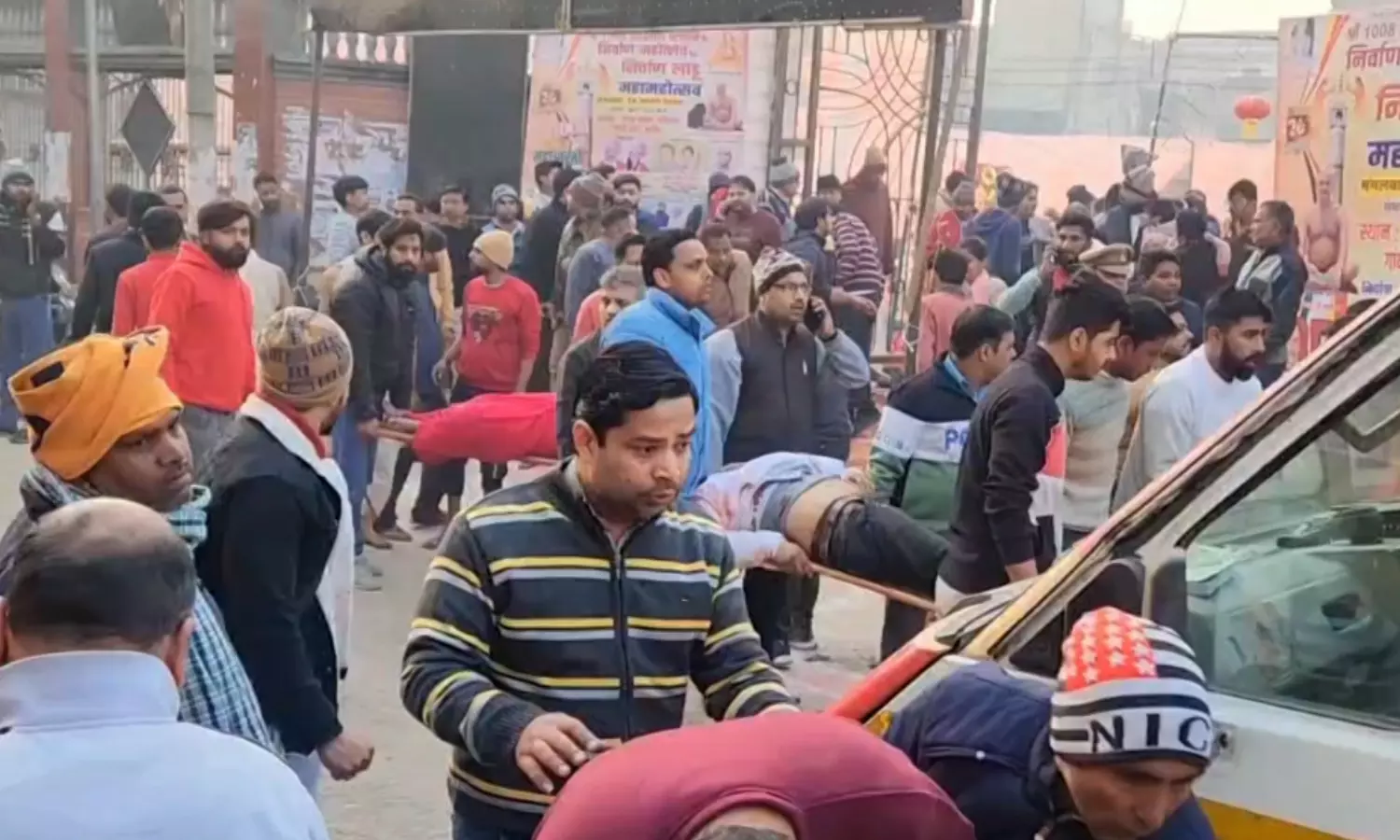 கோவில் நிகழ்வு: சட்டென சரிந்த மேடை.. 6 பேர் உயிரிழப்பு கோவில் நிகழ்வு: சட்டென சரிந்த மேடை.. 6 பேர் உயிரிழப்பு