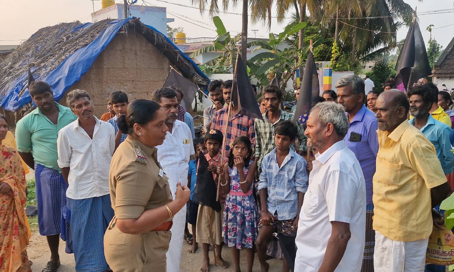 போச்சம்பள்ளி அருகே வீடுகள் முன்பு கருப்பு கொடிகட்டி கிராம மக்கள் போராட்டம்