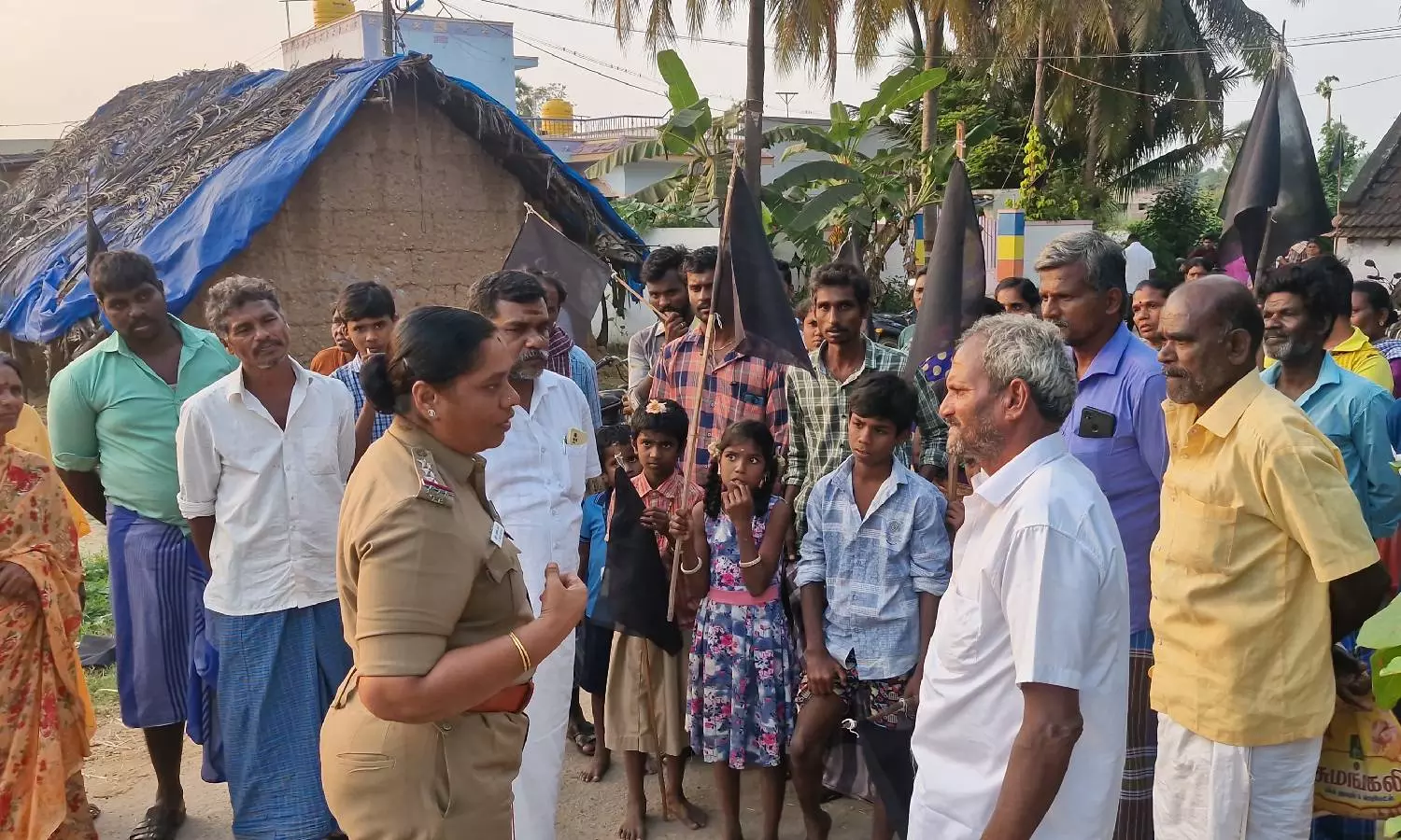 போச்சம்பள்ளி அருகே வீடுகள் முன்பு கருப்பு கொடிகட்டி கிராம மக்கள் போராட்டம்