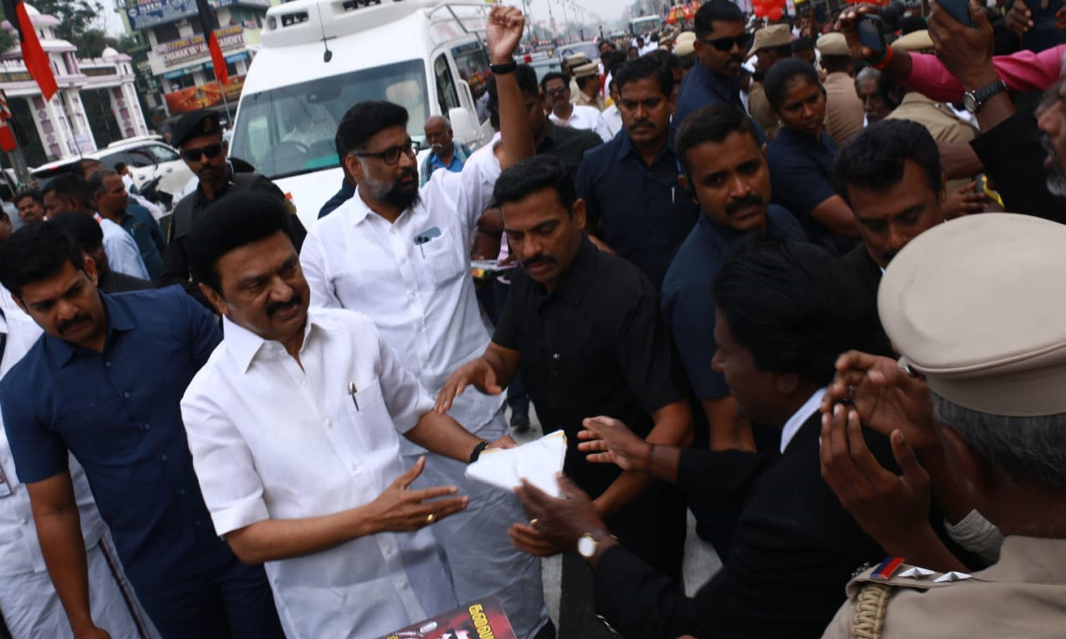 சாலையில் நடந்து சென்று பொதுமக்களிடம் மனுக்களை பெற்ற முதலமைச்சர்