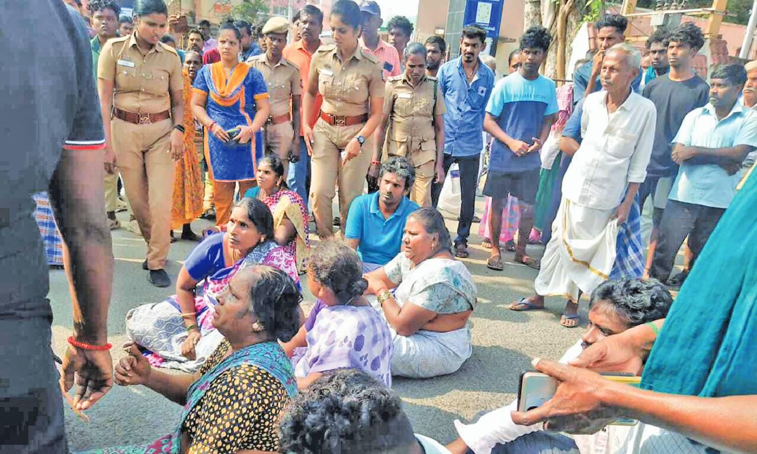 திருச்சி ஸ்ரீரங்கத்தில் பிரபல ரவுடி சரமாரியாக வெட்டிக்கொலை: உறவினர்கள் மறியல்