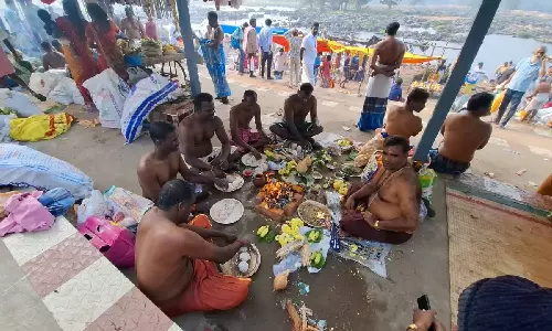 தை அமாவாசையையொட்டி ஒகேனக்கல்லில் தர்ப்பணம் கொடுக்க குவிந்த பொதுமக்கள்