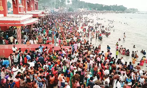 தை அமாவாசை: ராமேசுவரம் அக்னி தீர்த்தக்கடலில் லட்சக்கணக்கானோர் புனித நீராடல்