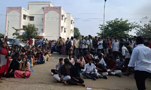 அடிப்படை வசதிகள் கேட்டு உடுமலை அரசு கல்லூரி மாணவர்கள் `திடீர் போராட்டம்