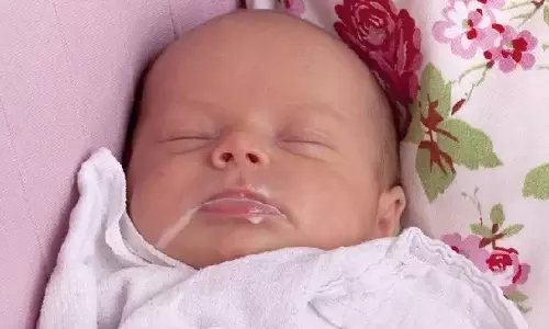 பிறந்த குழந்தை பால் குடிக்கும்போது வாய், மூக்கு வழியாக ஏன் வெளியேறுகிறது?