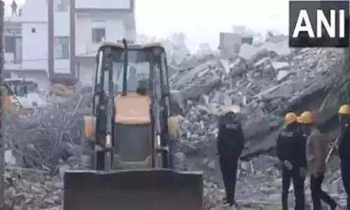 கடவுளுக்கு நன்றி: கட்டிட இடிபாடுகளில் இருந்து 30 மணி நேரத்துக்கு பிறகு மீட்கப்பட்ட குடும்பத்தினர் உருக்கம்