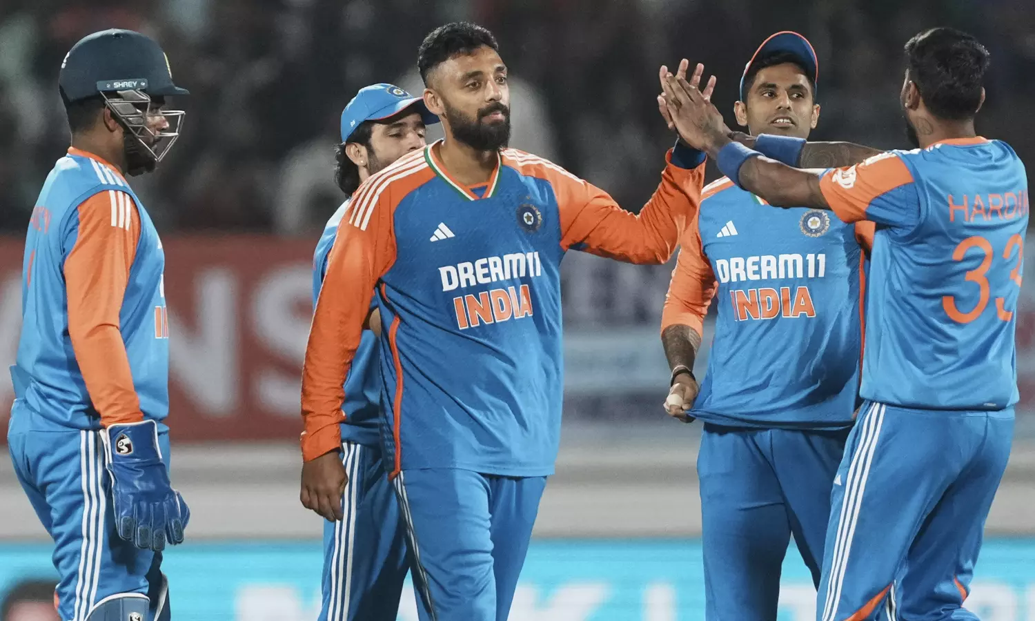 டி20 கிரிக்கெட்டில் அதிக விக்கெட்டுகள்.. மாஸ் காட்டிய வருண் சக்கரவர்த்தி டி20 கிரிக்கெட்டில் அதிக விக்கெட்டுகள்.. மாஸ் காட்டிய வருண் சக்கரவர்த்தி