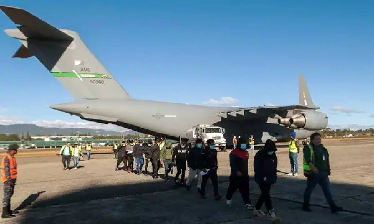 புலம் பெயர்ந்தவர்களை ராணுவ விமானத்தில் அழைத்து வந்த கொலம்பியா புலம் பெயர்ந்தவர்களை ராணுவ விமானத்தில் அழைத்து வந்த கொலம்பியா