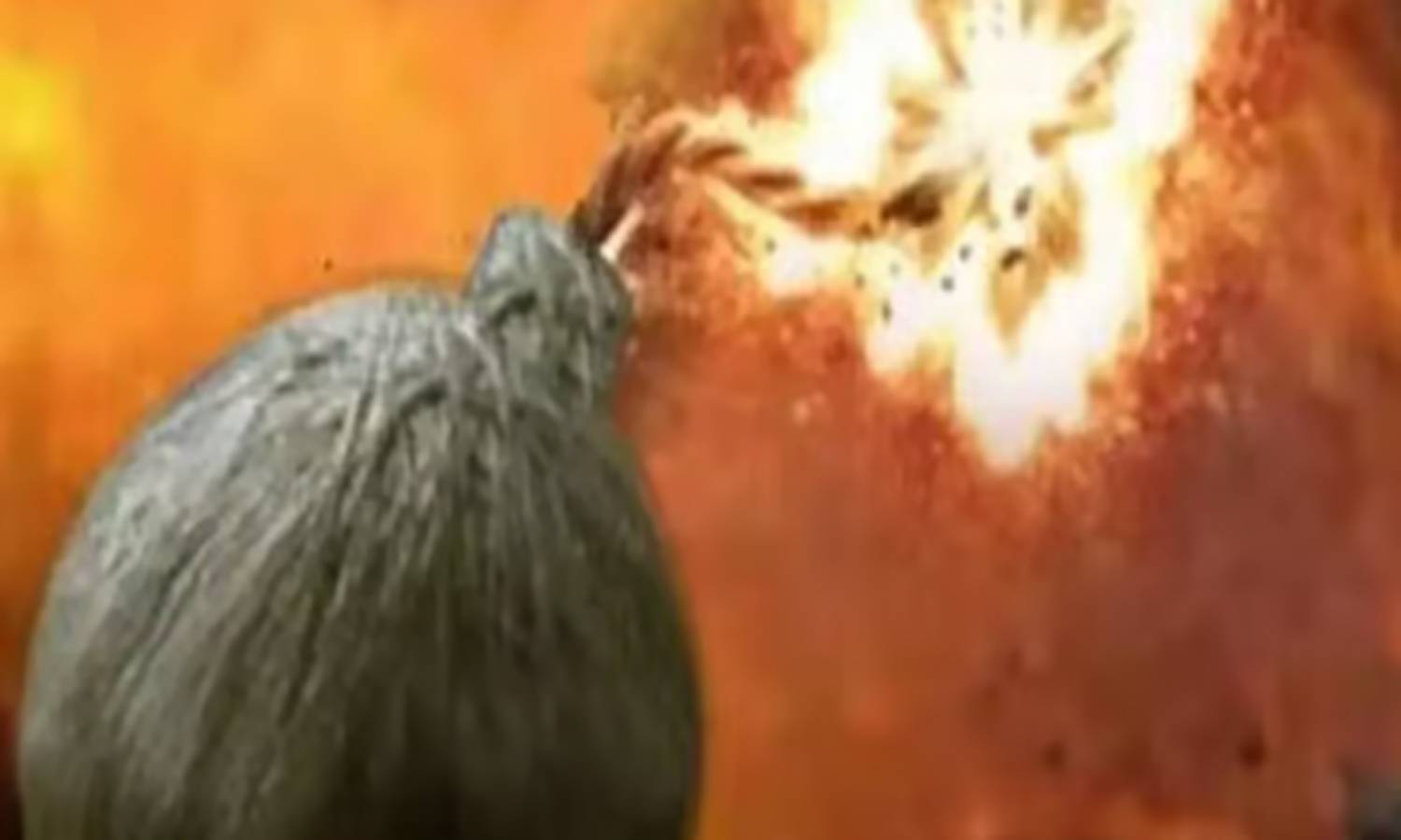 யூடியூப் பார்த்து வெடிகுண்டு தயாரித்த வாலிபர்: ரவுடி வீட்டில் வீசி பரிசோதனை