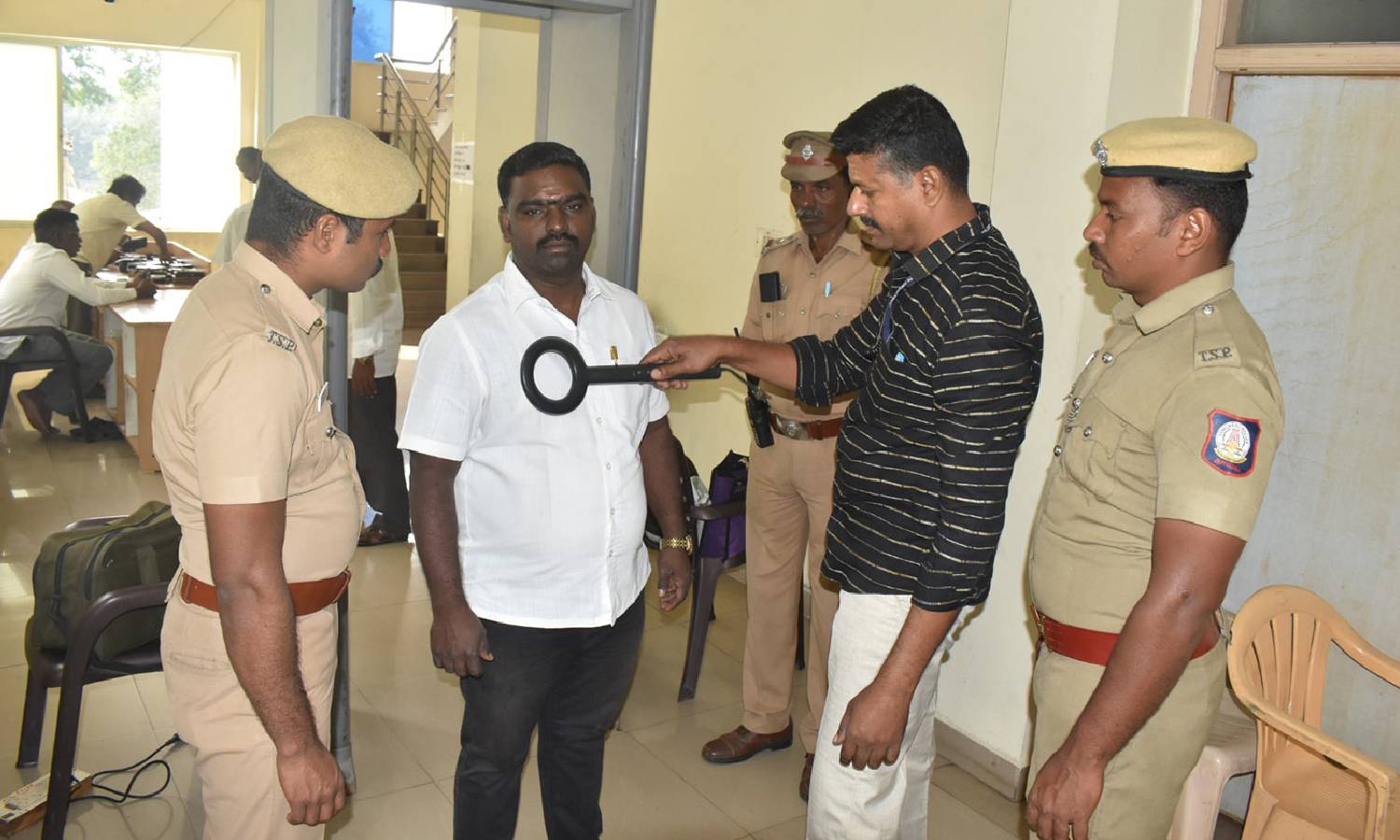 ஈரோடு கிழக்கு தொகுதி இடைத்தேர்தல்: வாக்குப்பதிவு எந்திரங்களில் சின்னம் பொருத்தும் பணி தொடங்கியது