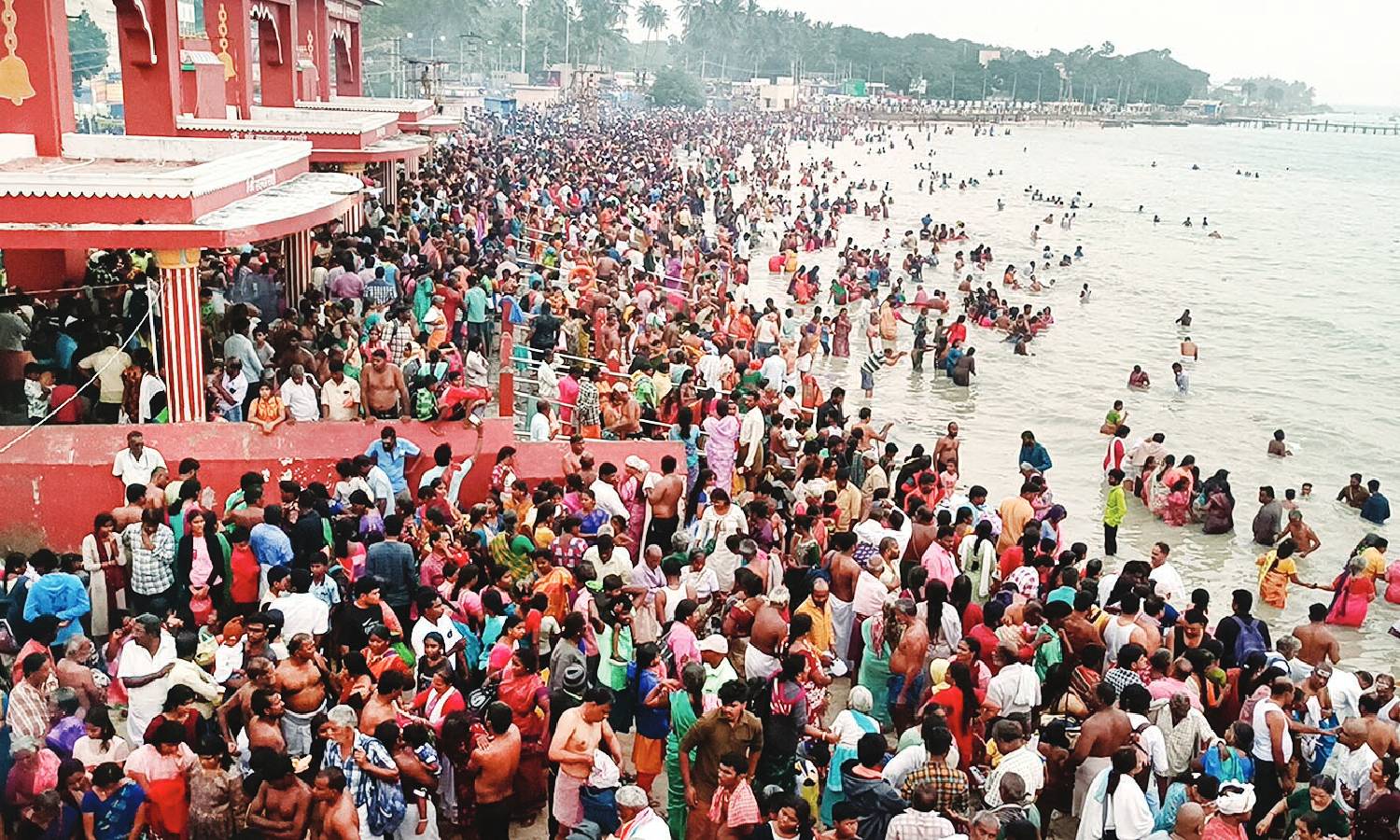 தை அமாவாசை: ராமேசுவரம் அக்னி தீர்த்தக்கடலில் லட்சக்கணக்கானோர் புனித நீராடல்