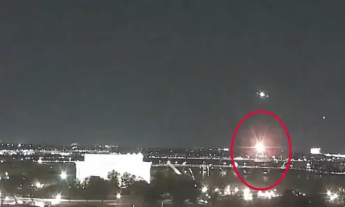 VIDEO: அமெரிக்காவில் பயங்கரம்.. நேருக்கு நேர் மோதிய பயணிகள் விமானம் - ஹெலிகாப்டர்..