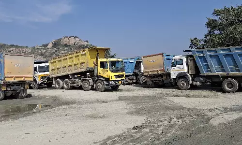 கட்டுமான பொருட்கள் விலை உயர்வு: 4-வது நாளாக இன்றும் லாரிகள் வேலை நிறுத்தம்