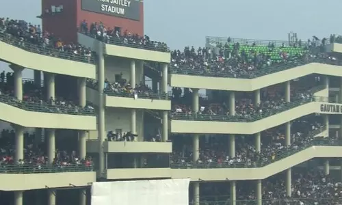 ரஞ்சி டிராபி: விராட் கோலியை காண மைதானத்தில் திரண்ட் ரசிகர்கள்