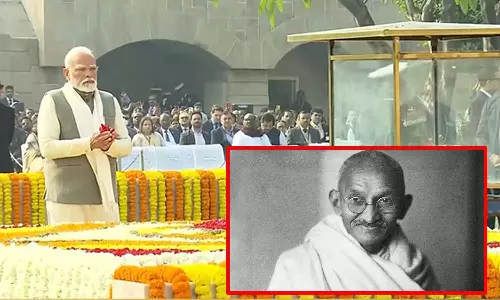 மகாத்மா காந்தி நினைவிடத்திற்கு சென்று மரியாதை செலுத்தினார் பிரதமர் மோடி