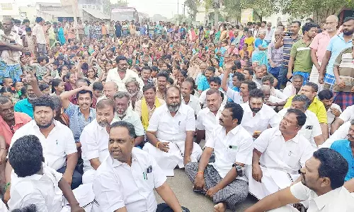 திருமங்கலம் அருகே மறியலில் ஈடுபட்ட ஆர்.பி.உதயகுமார் உள்ளிட்ட 100 பேர் கைது