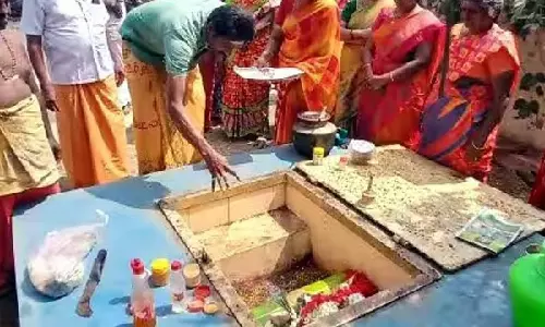 பல்லடம் அருகே குழிக்குள் அம்மனை மூடி வைத்து பக்தர்கள் நூதன வழிபாடு