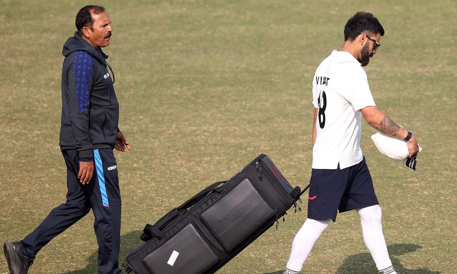 ஐயோ அவங்க வேண்டாம், நானே Kit Bag எடுத்துக்குறேன்: விராட் கோலி செயலை புகழ்ந்த மேலாளர்