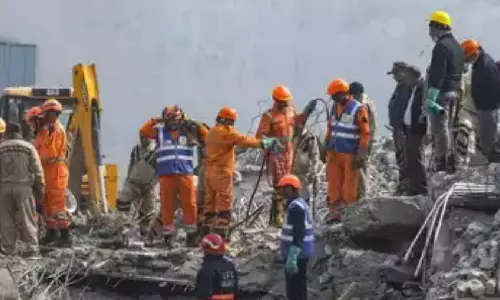 டெல்லி கட்டிட இடிபாட்டில் 36 மணிநேரத்துக்கு பிறகு 4 பேர் உயிருடன் மீட்பு: தக்காளி சாப்பிட்டு பசியை தீர்த்த அவலம்