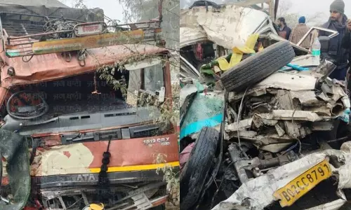 பஞ்சாபில் லாரி மீது வேன் மோதி கோர விபத்து.. 9 பேர் பலி