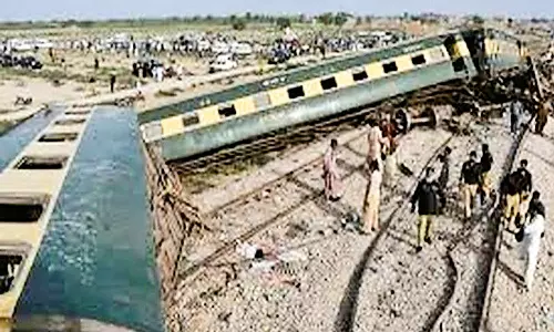 பாகிஸ்தானில் தடம்புரண்ட ரெயில் பெட்டிகள்