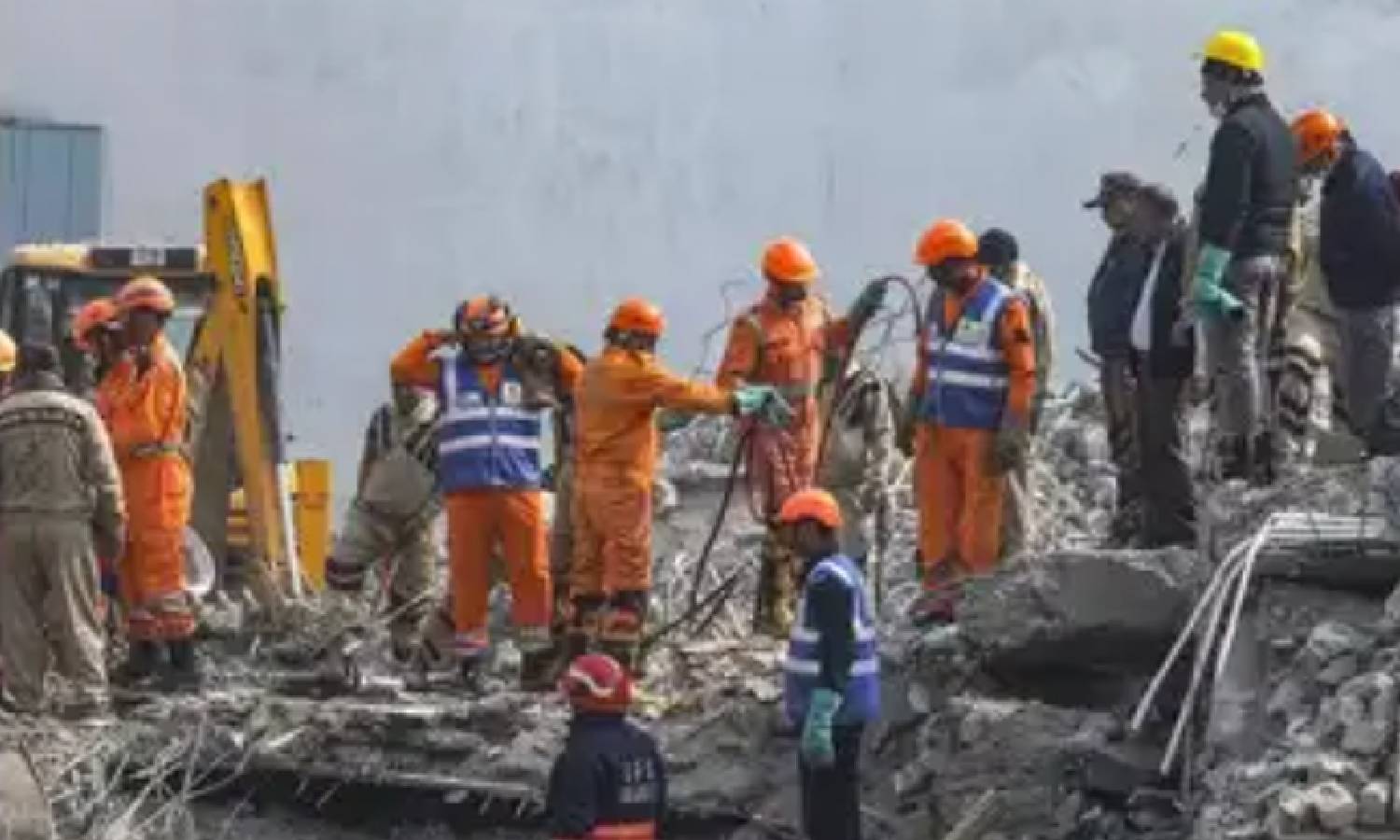 டெல்லி கட்டிட இடிபாட்டில் 36 மணிநேரத்துக்கு பிறகு 4 பேர் உயிருடன் மீட்பு: தக்காளி சாப்பிட்டு பசியை தீர்த்த அவலம்