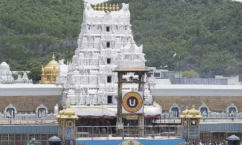 திருப்பதி கோவிலில் பக்தர்களை ஆபாசமாக திட்டிய தேவஸ்தான ஊழியர் சஸ்பெண்டு