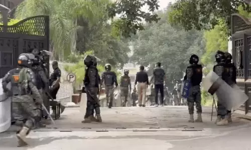 பாகிஸ்தானில் துப்பாக்கிச் சண்டை: 12 பயங்கரவாதிகள் சுட்டுக்கொலை, 18 வீரர்கள் உயிரிழப்பு