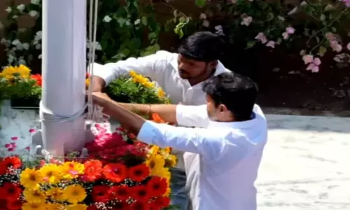 2-ம் ஆண்டு தொடக்க விழா: கட்சி கொடியேற்றி, கொள்கை தலைவர்கள் சிலையை திறந்து வைத்த த.வெ.க. தலைவர் விஜய்