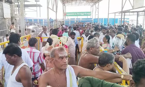 திருச்செந்தூர் கோவிலில் அலைமோதிய பக்தர்கள் கூட்டம்