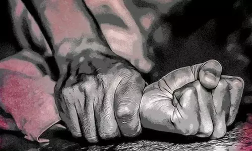 வங்கியில் ரூ.40,000 லோன் வாங்கி இளம்பெண்ணை ஆள் வைத்து கூட்டுப் பாலியல் வன்கொடுமை செய்த உறவினர்