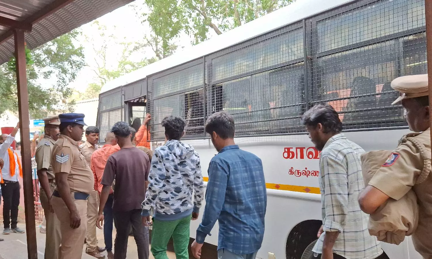 தேன்கனிக்கோட்டையில் போராட்டம் அறிவித்து போஸ்டர்: இந்து முன்னணி கட்சினர் 10 பேர் கைது தேன்கனிக்கோட்டையில் போராட்டம் அறிவித்து போஸ்டர்: இந்து முன்னணி கட்சினர் 10 பேர் கைது