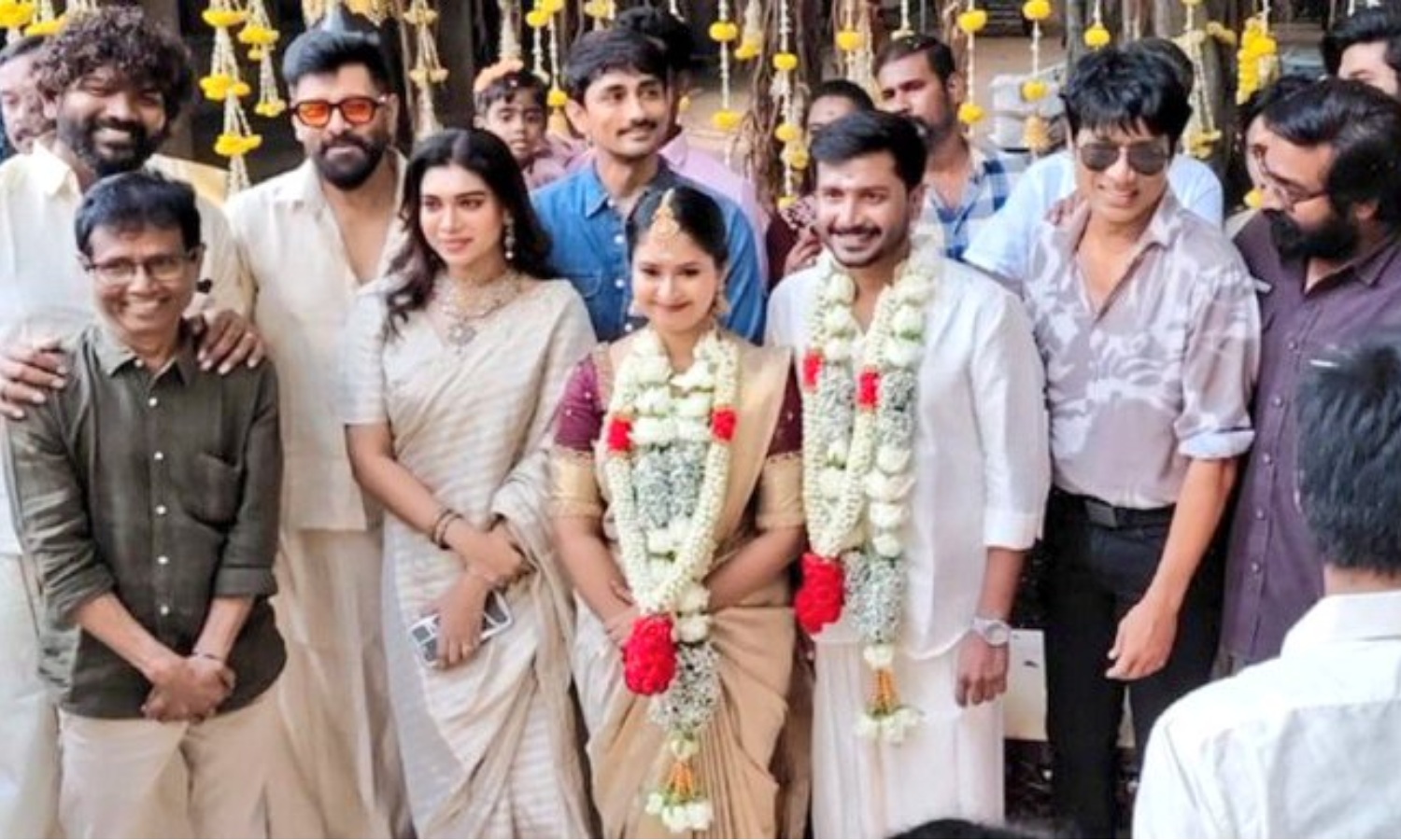 பிரபலங்கள் வாழ்த்து மழையில் சித்தா பட இயக்குனர் அருண் குமாருக்கு டும் டும் டும்..